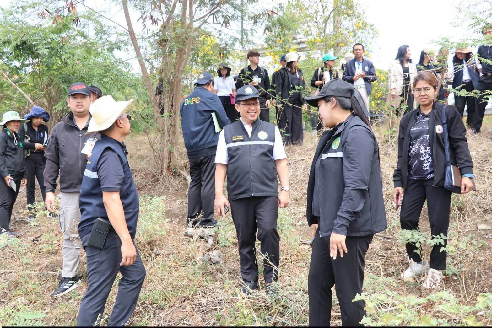 title - สำนักแผนงานและโครงการพิเศษ กระทรวงเกษตรและสหกรณ์ ร่วมกับผู้แทนหน่วยงานภายในสังกัดกระทรวงเกษตรและสหกรณ์, ผู้อำนวยการศูนย์ส่งเสริมและพัฒนาอาชีพเสริมนอกภาคการเกษตร เข้าร่วมประชุมหารือและลงพื้นที่แปลงนาภายในศูนย์ส่งเสริมและพัฒนาอาชีพเสริมนอกภาคการเกษตร เพื่อเตรียมความพร้อมในการจัดกิจกรรมจิตอาสา กระทรวงเกษตรและสหกรณ์ 